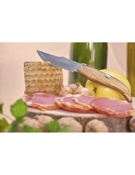 Navaja Clásica Albacete con hoja de acero inox de 7 cm. Mango de madera de Olivo.
