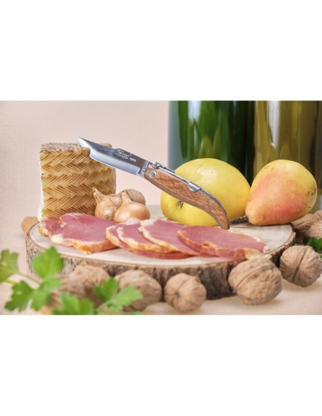Navaja Clasica Albaceteña con hoja de acero inoxidable de 7 cm y mango de madera prensada.