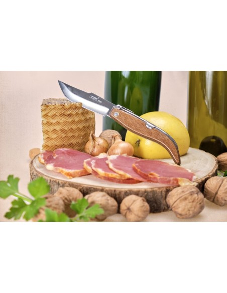 Navaja Clasica Albaceteña con hoja de acero inoxidable de 8 cm y mango de madera prensada.